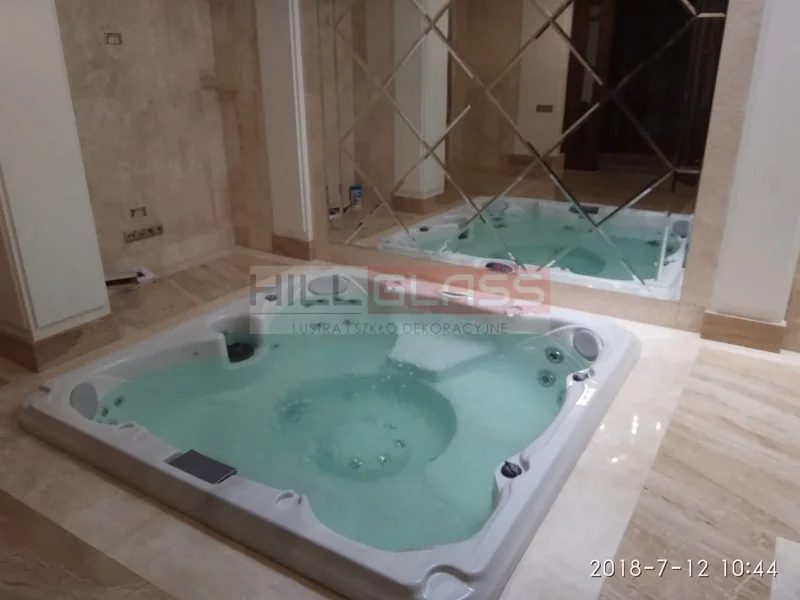 Lustro fazowane romby przy jacuzzi czestochowa — realizacja HILLGLASS