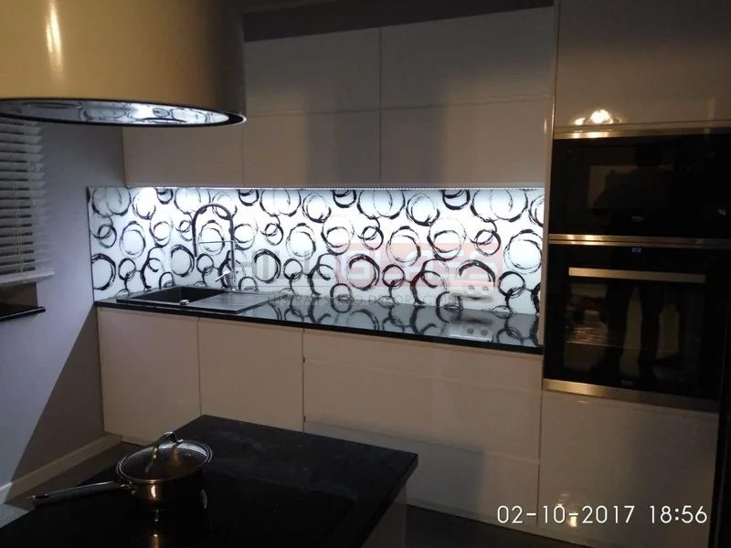 Panel kuchenny grafika czarne okregi podswietlany czestochowa — realizacja HILLGLASS