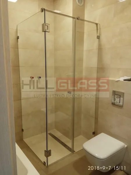 Kabina narozna przy wannie odplyw liniowy czestochowa — realizacja HILLGLASS
