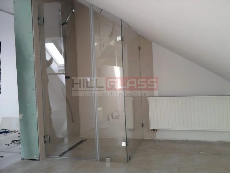 Kabina prysznicowa bezramowa pod skosem poddasza czestochowa — realizacja HILLGLASS