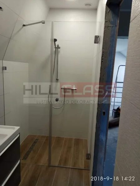 Kabina we wnece pod skosem drzwi uchylne czestochowa — realizacja HILLGLASS