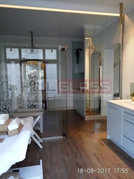 Przeszklenie bezramowe salon kosmetyczny czestochowa — realizacja HILLGLASS
