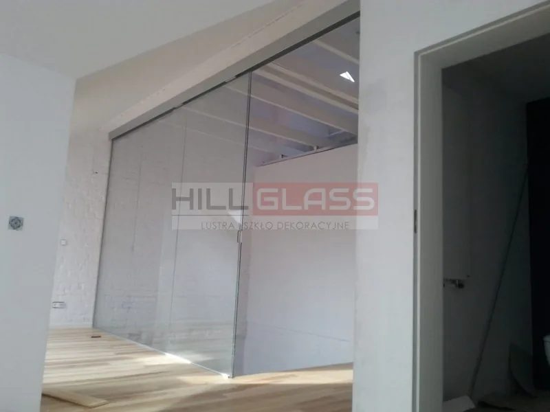Przeszklenie bezramowe poddasze podloga drewniana czestochowa — realizacja HILLGLASS