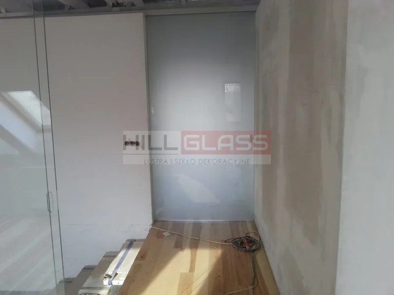 Drzwi przesuwne szklo satynowe poddasze czestochowa — realizacja HILLGLASS