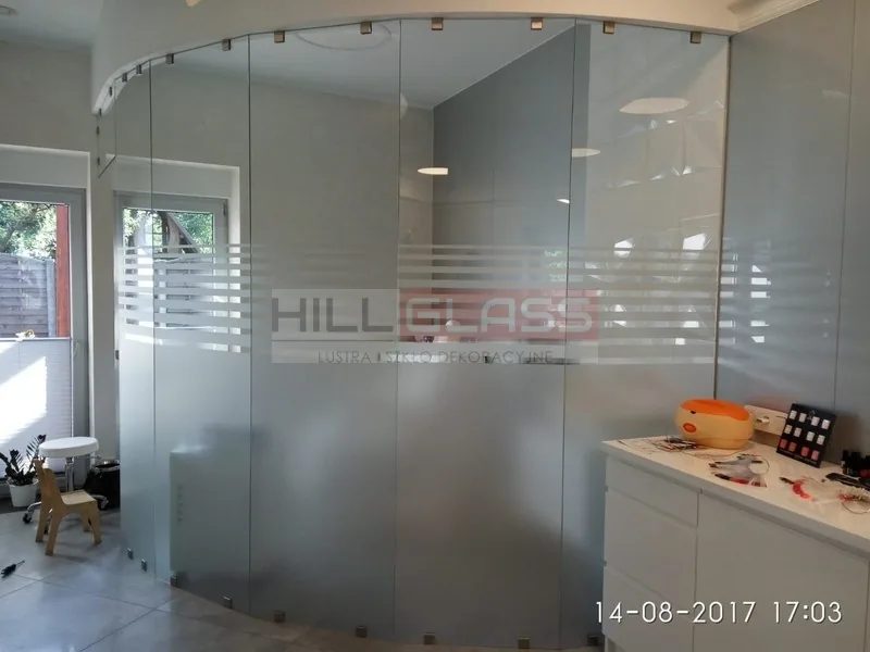 Przeszklenie giete lukowe salon kosmetyczny czestochowa — realizacja HILLGLASS