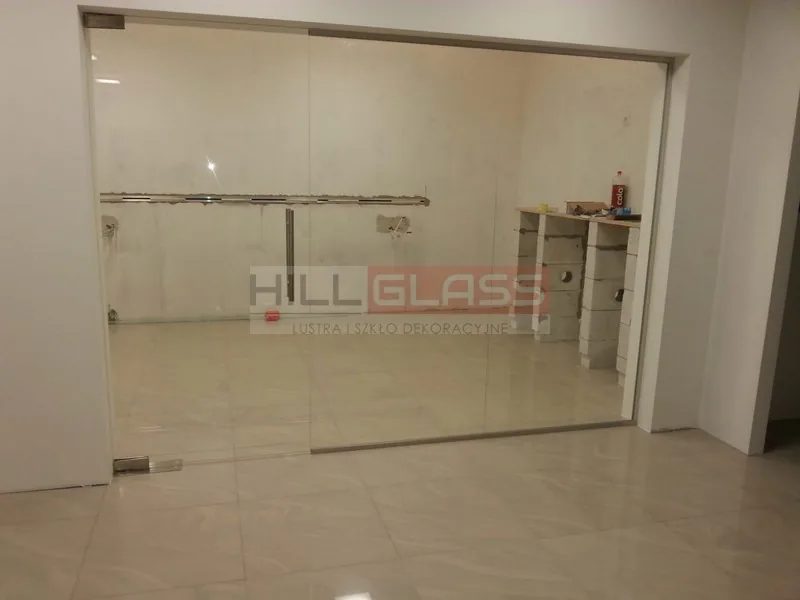Przeszklenie lokal uslugowy drzwi przesuwne czestochowa — realizacja HILLGLASS