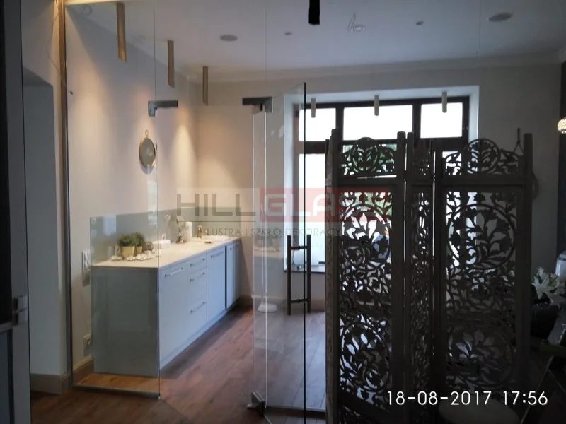 Przeszklenie bezramowe mocowania sufitowe salon czestochowa — realizacja HILLGLASS